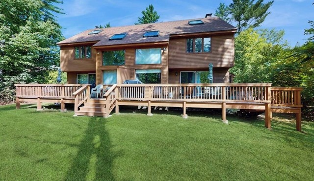 Family-Friendly Home close to local attractions: AC & Shared Pool/Tennis Courts