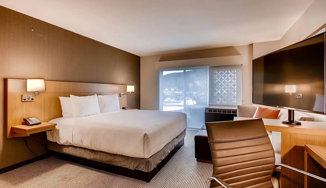 Family-friendly Ski Resort! 3 Comfortable Units, Free Breakfast, Scenic Views!
