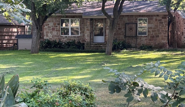 Fantastic 2-bedroom cottage with AC in Marble Falls