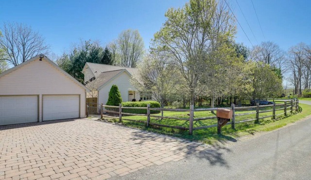 Fenced Pet-Friendly Alexander Home: 7 Mi to Asheville!
