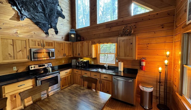 FIGHTINGTOWN CREEK. WIFI/CABLE. Sleeps 8, PET FRIENDLY. nHOT TUB, Creekside dock