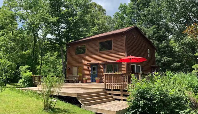 Firefly Cabin, A Forested Retreat on 300 private acres. 20 mins to Athens/O.U.
