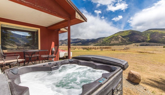 Fisherman's Paradise - Pet Friendly, Private Creek, Fireplace, Hot Tub