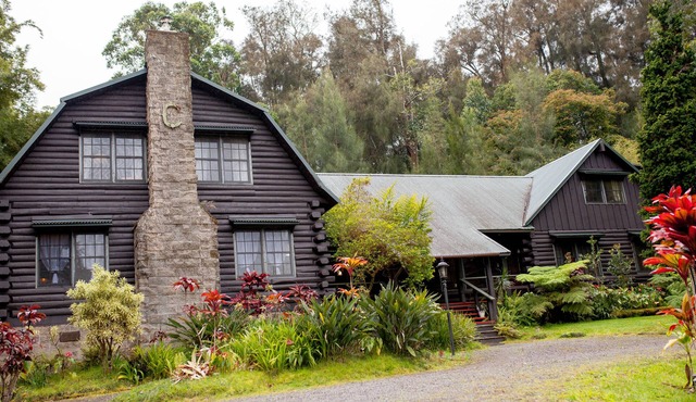 Five bedroom log cabin near Waipi'o Valley
