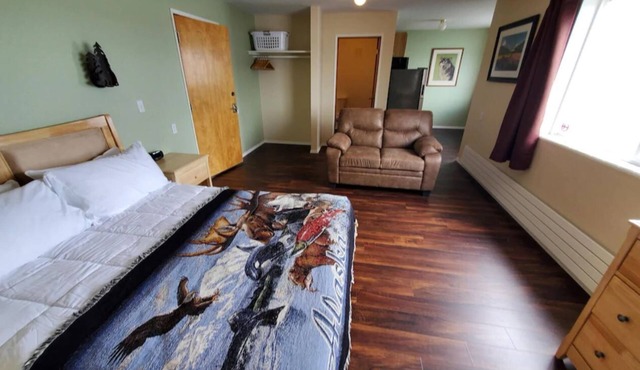 {Forget-Me-Not Inn} Alaskan Waterfront Vacation Rental (Deer Suite)