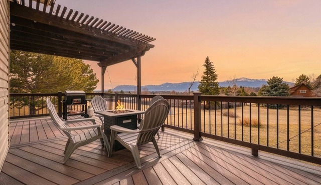 Foxwood Acres! Hot Tub & Deck Mountain Views Home