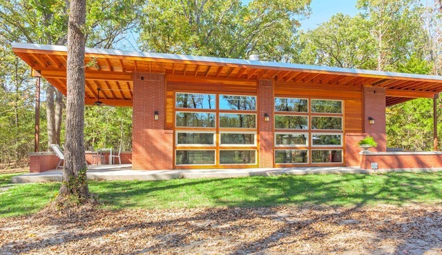 Frank Lloyd Wright-Style Cabin Rental with a Private Hot Tub near Dallas, Texas
