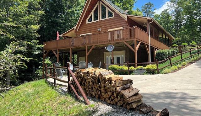 Franklin Foxfire Cabin - Mountain Views, Fire Pit, Spacious, PS5, Fast WiFi