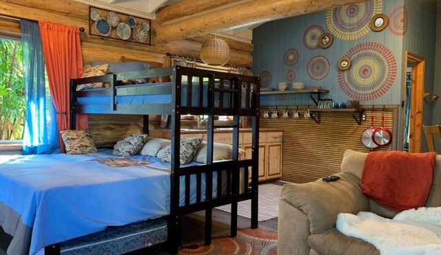 FROG POND Cozy, streamside family cabin for 3 - 4