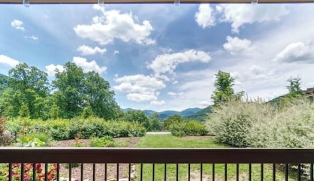 Front Porch Mountain Views at Sun Ridge Cottage