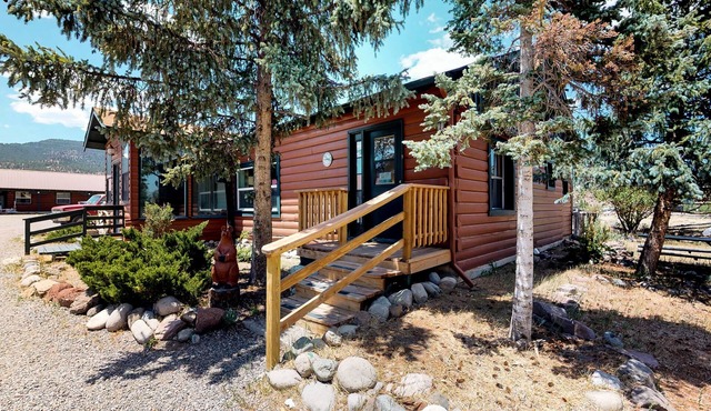 "G" Goat Cabin - Affordable 4 Bedroom “G”