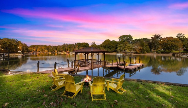 Game Room, Covered Dock, Kayaks, Firepit, 2 Kings