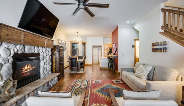 Garage| Community Hot Tub| 1200 sq feet