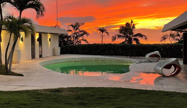 Glam Mid Century Modern 4-bedroom oceanfront estate in wonderful Honolulu