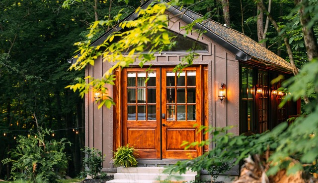 GloCabin, Romantic Forest Escape on 32 Private Acres + Hot Tub + Trails