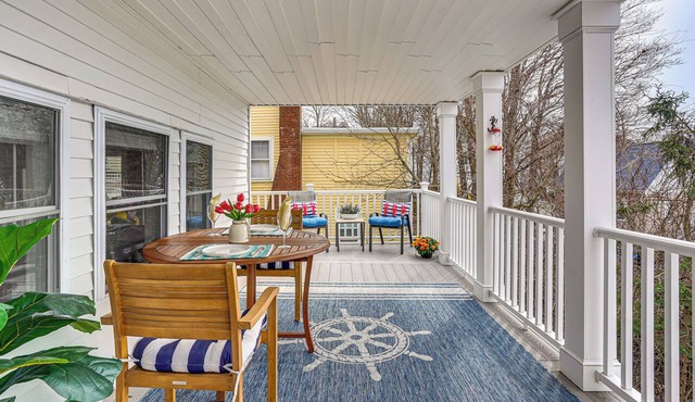 Gloucester Large 2-Room Studio, Full Kitchen, Deck
