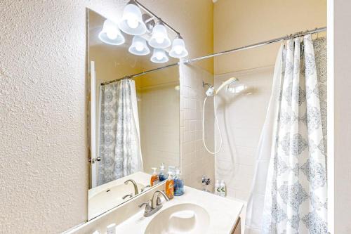 Golf Course-View Home with Yard, Grill, AC, & Washer/Dryer - Dog-Friendly