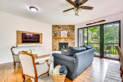 Golfer's Oasis! Mtn Cabin w/Balcony in Burnsville