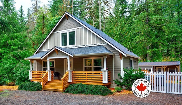 Gorgeous Mountain Cabin with Yard, Hot-Tub and Fire Pit in Washington