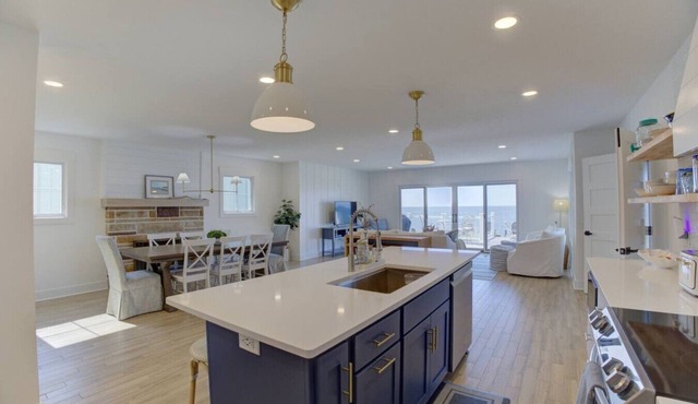Gorgeous Waterfront Retreat - 4bdrms/3.5bths