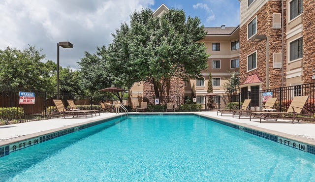 Great for Business Travelers! Quiet Suite + FREE Buffet Breakfast