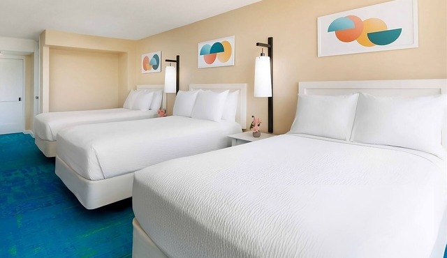 Great Relaxing Overnight Stay! 4 Diamond Head View Units, Beachfront, Pool