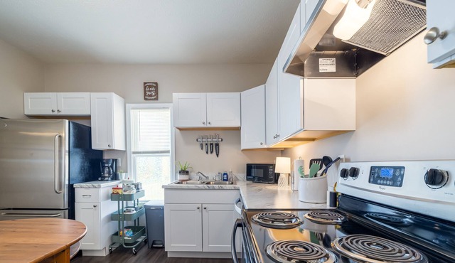 Grey Gables: Bright, Comfy, Dog Friendly: 2 BR/1BA in Broadway