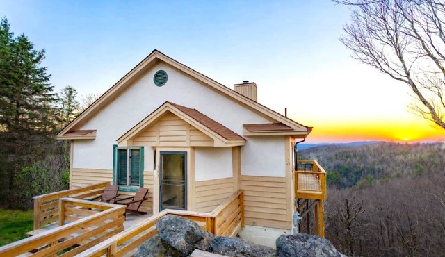 Harmony View, Charming 3-bedroom house with a hot tub & stunning mountain view in Boone, NC