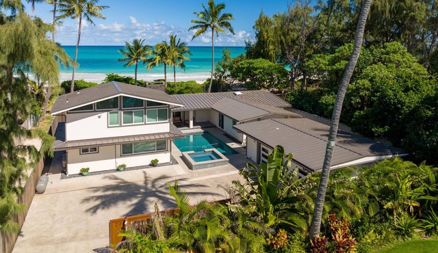 Hawaiian Dream - Beachfront /Oceanfront paradise. by RedAwning