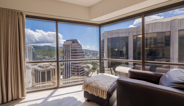 Heart of Downtown, Newly renovated Mountain View Suite, Full Kitchen Living Room