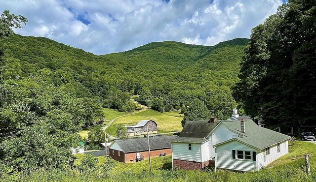 Heavenly Lane Farm Home - Pet Friendly - Mountain View’s - Fresh Remodel
