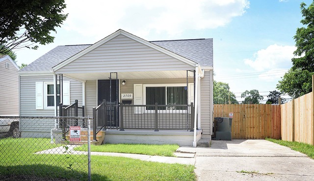 Hiawatha Hideaway - Darling 2 BR w/Private Backyard