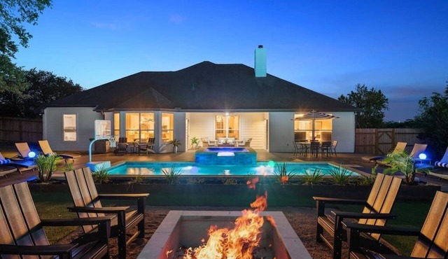 *Hill Country Hideaway/Pool/Spa/Firepit/Sleeps20*