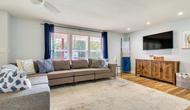 Hillsboro Hideaway w/Private Hot Tub & Bunkhouse!