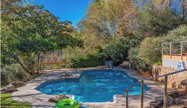 Hillside Escape: Has Power and Water