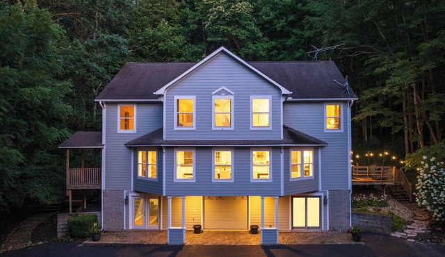 Hillside Retreat-Hot Tub · Game Room · Sleeps 12 - 4BD/5BA - 2 min to Rock House