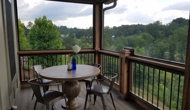 Hilltop Cottage. Beautiful, Pristine, Self Check-In.