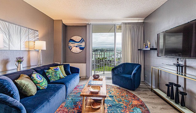 Hilo Lagoon Centre 9th floor King Bedroom Condo King Bed, POOL