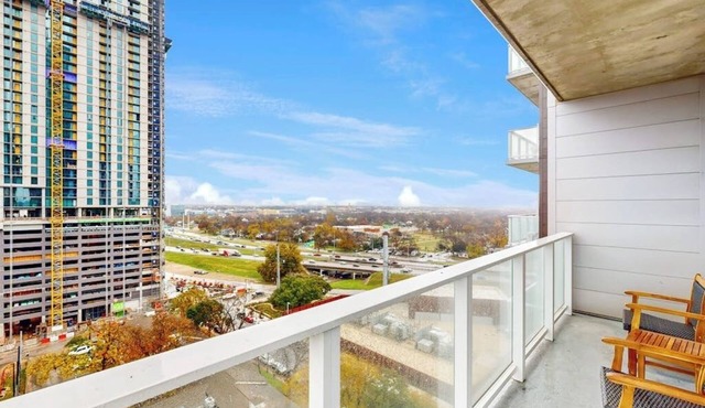 Historic Rainey St. condo with skyline views - rooftop pool & gym