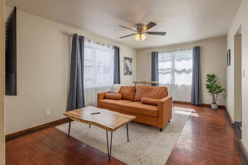 Historical Art Deco Central Downtown - Sleeps 4