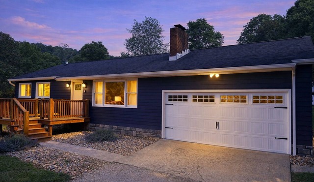 Hocking Cottage: 3 BR 2 BA for 6 w/Hot tub, Arcades, Fire pit, Wifi on 10 acres