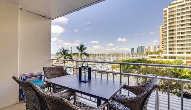 Honolulu Studio w/Ocean View: Parking Included!