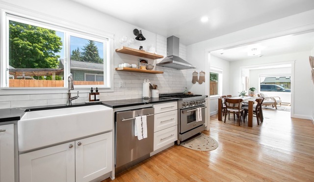 Hot Tub & AC| Single Level No Stairs| EV+Parking