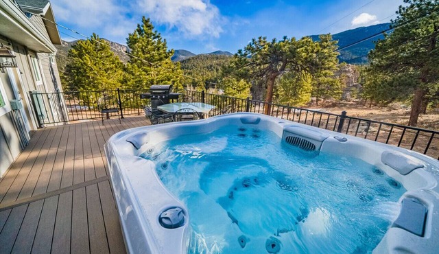 Hot tub! Amazing views, K bed, BBQ, near town & Park