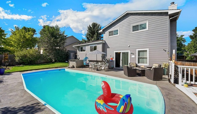 Hot Tub + Pool! Red Rocks Retreat!