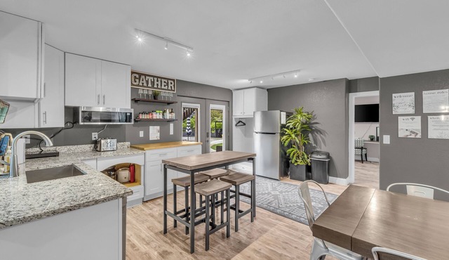 Hot Tub+Pool, Steam Shower, 4 Bedrooms, 2King Beds+2Queen Beds, 2 Full Baths