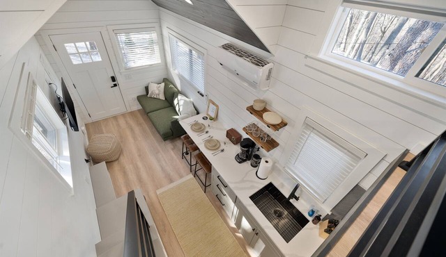 Hot Tub Tiny Home · Fire Pit · Couples Getaway