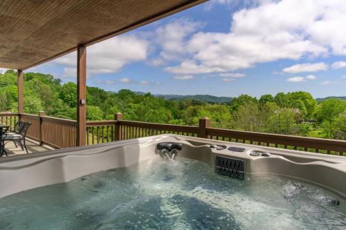 Hot Tub, Views & Game Room - 20 min to Downtown Asheville!