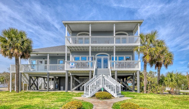 House across street from beach w/unobstructed view