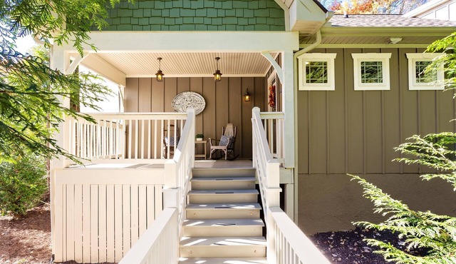 Immaculate Cottage with Hot Tub and Fireplace